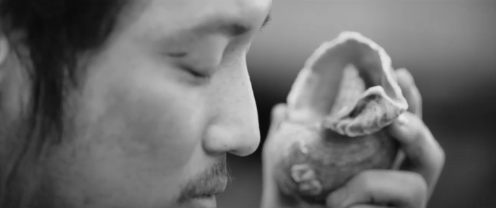 소라를들고소리를듣고있는변요한