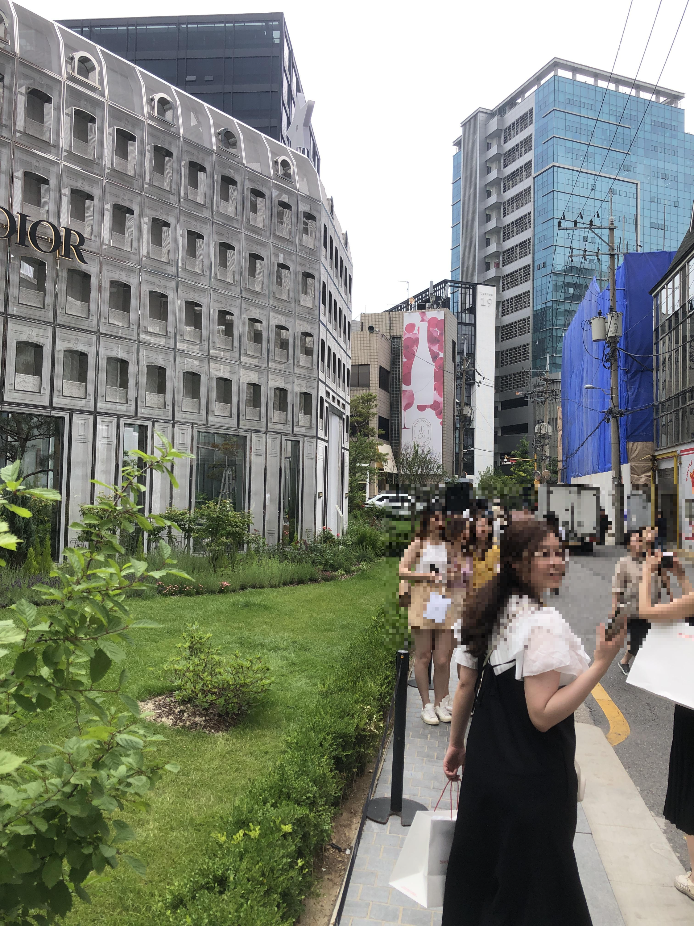 성수역 4번 출구 '연무장길' 산책: 중국 MZ 세대도 반한 성수동 레트로 감성