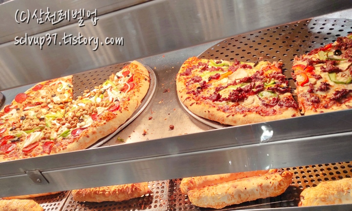 코스트코 푸드코트의 갓 만든 불고기 피자와 콤보 피자