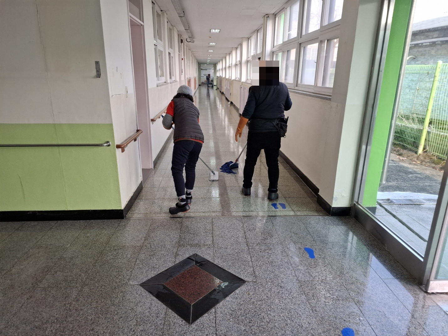 원덕초 복도 바닥 사전 청소