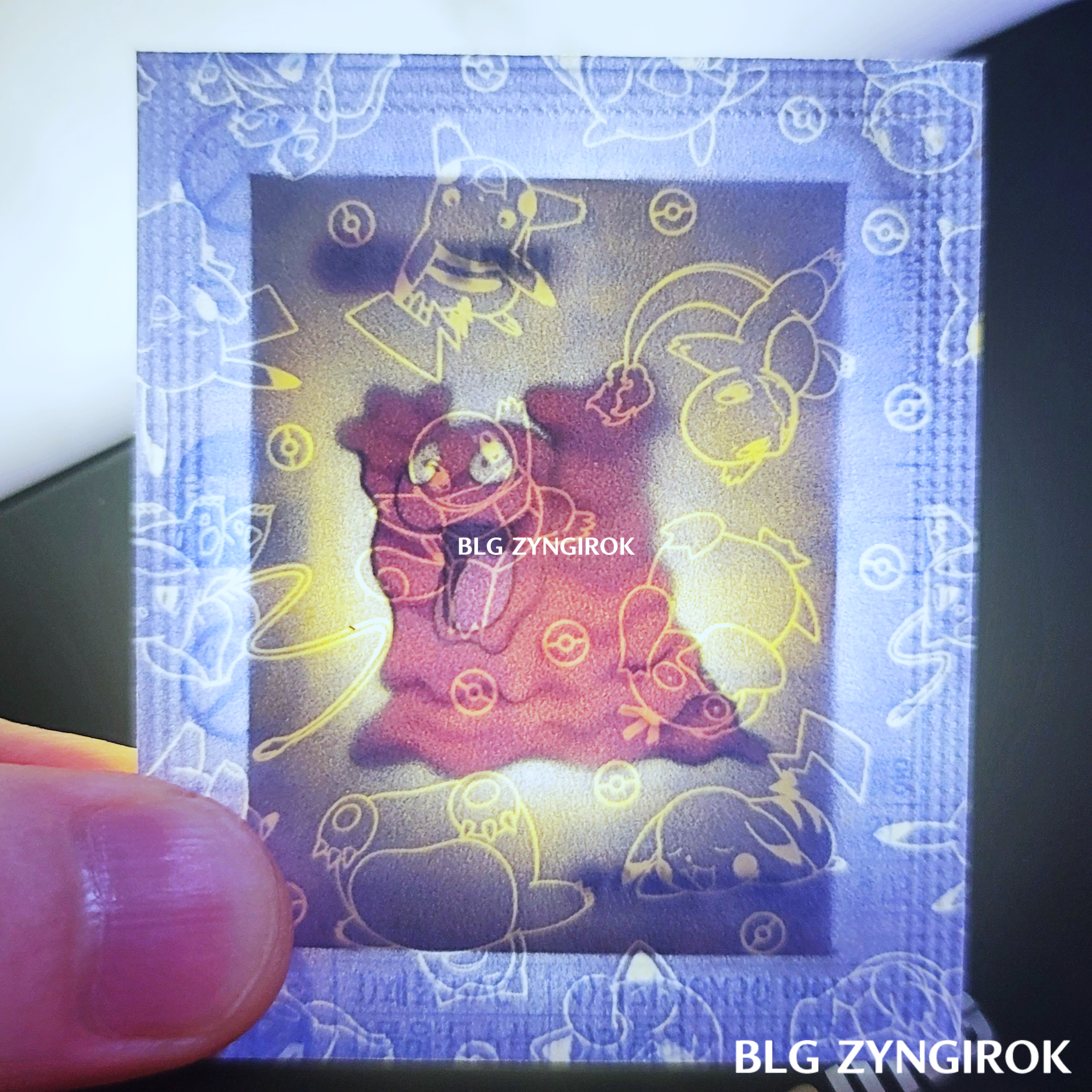 띠부띠부씰-질퍽이를-들고있다.