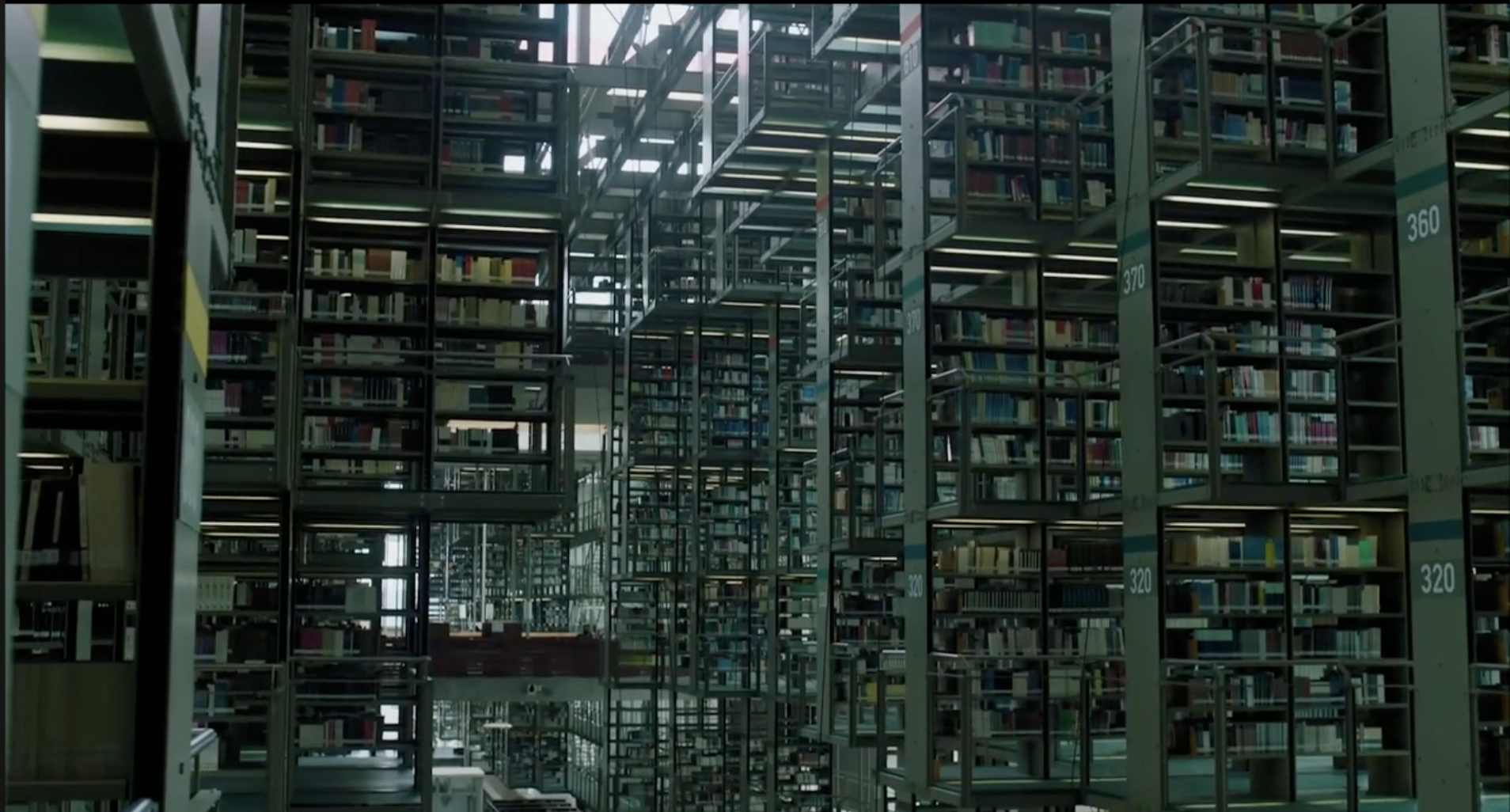 SF 영화의 한 장면과 같은 격자형 구조의 서가를 가진 바스콘셀로스 도서관