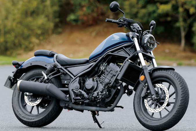 오토바이가 도로에 세워져 있다