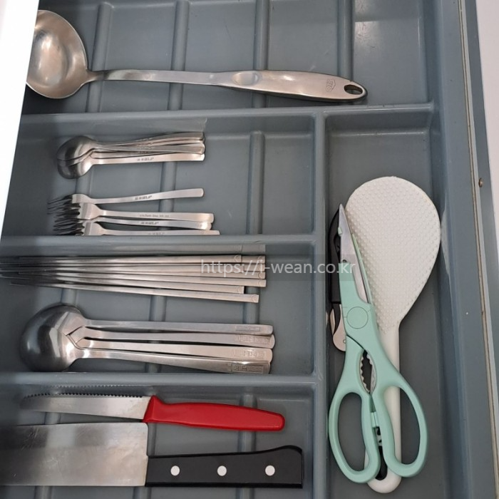 가위, 수저, 포크 등이 비치되어 있습니다.