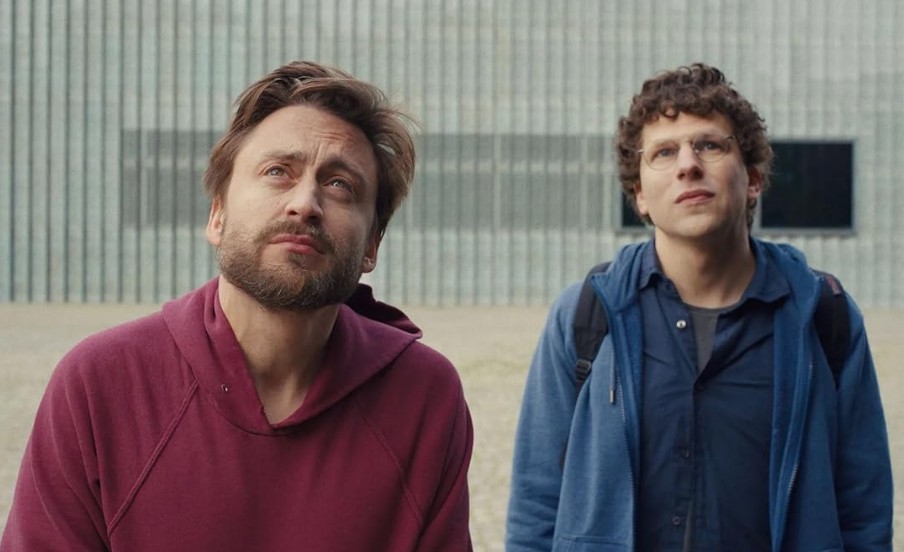 영화 리얼페인 등장인물 데이비드 카플란(제시 아이젠버그)과 벤지 카플란(키에란 컬킨)