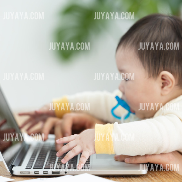 이미지 3: &quot;노트북을 탐색하며 키보드를 만지는 아기와 그를 지켜보는 부모의 손&quot;