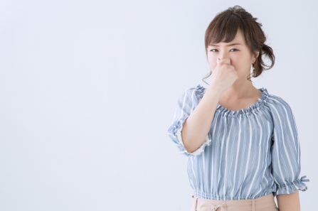 코를 막은 여성