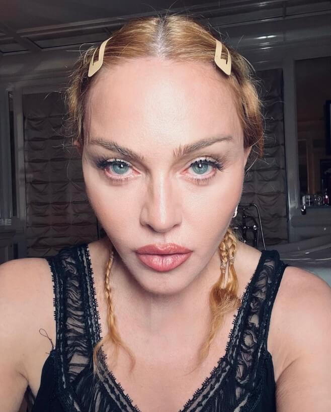 마돈나 인스타그램에서 캡쳐한 정면을 바라보고 있는 사진