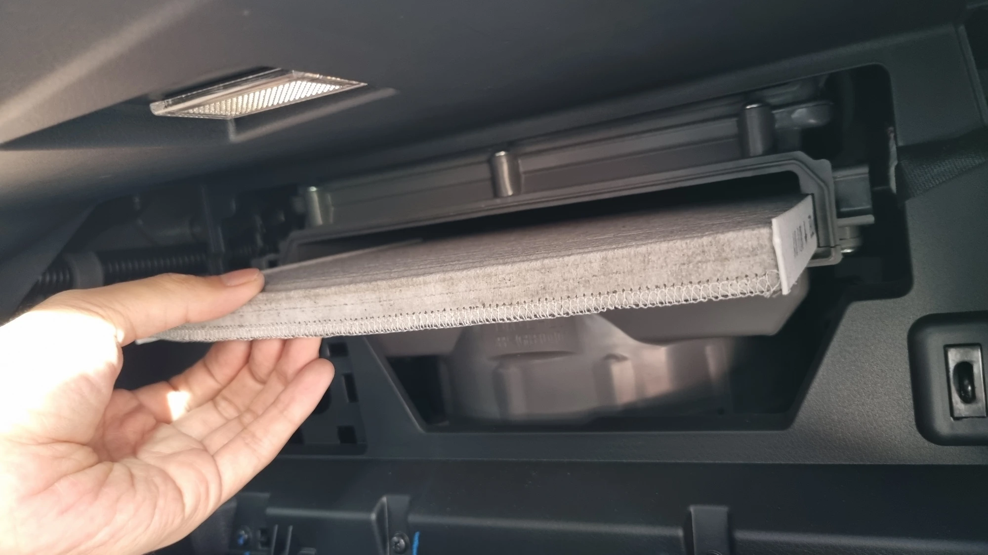 실내공기필터 빼는 모습