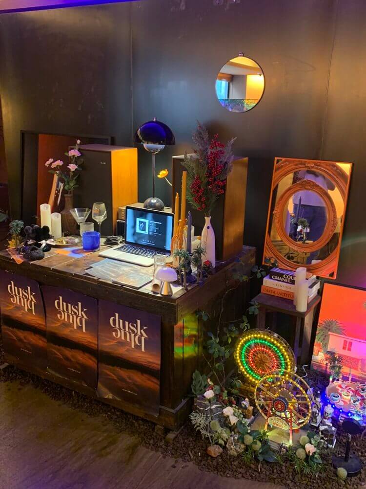 다른 각도에서 찍은 파랑, 주황 인테리어