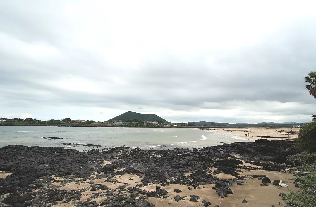 고운 모래사장과 에메랄드빛 바다가 펼쳐진 하도해수욕장 풍경 사진.