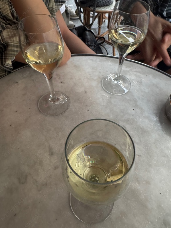 파리 테라스에서 와인