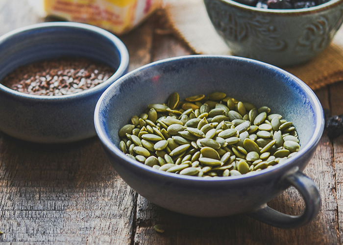 파란 그릇에 호박씨가 담겨있다