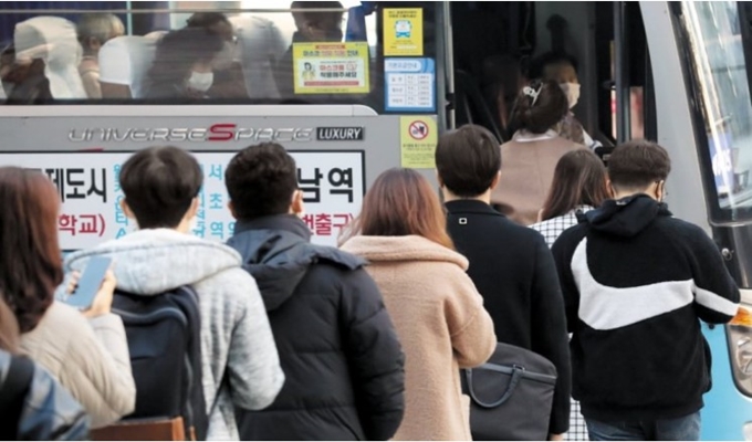 버스를_기다리는_출근길_직장인들