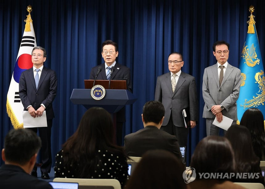 팩트시트를 발표하는 이재명 대통령과 참모진