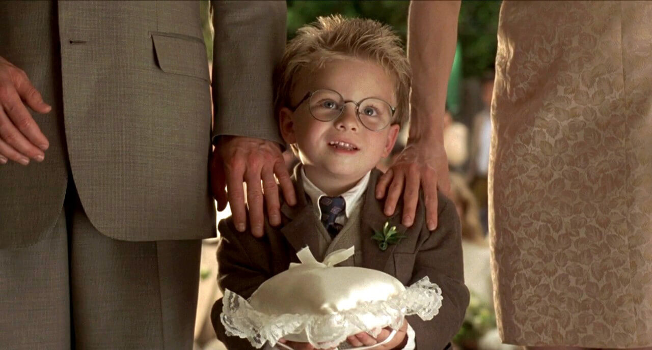 도로시의 아들 레이가 반지를 들고 신랑과 신부 사이에 서 있는 해맑은 모습