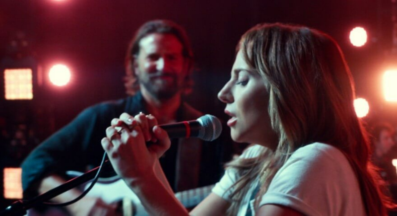 노래하는 앨리와 그를 지켜보는 잭슨