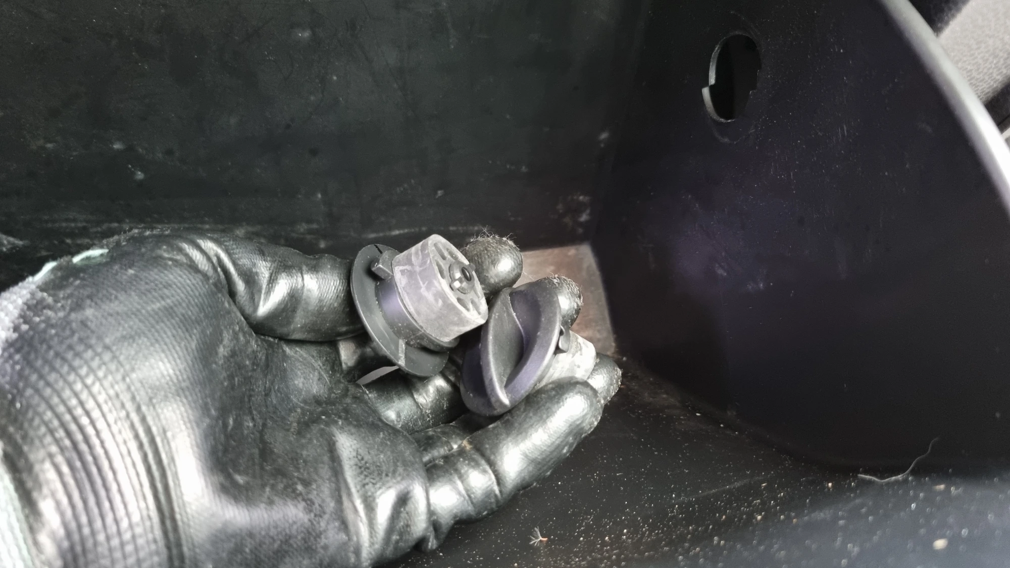 글로브박스 고정 부품 뺀 모습