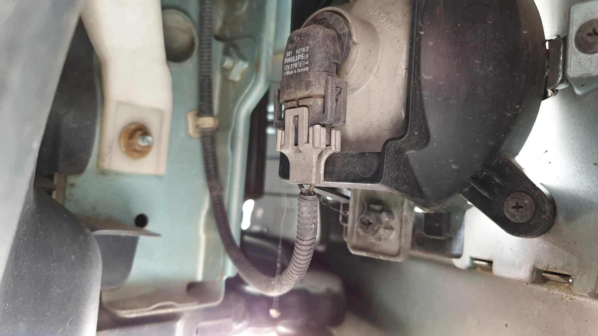 안개등 전구 끼운 모습