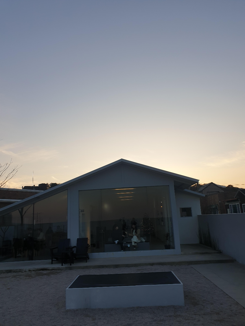 어둑해진 하늘에 카페 외관만 뚜렷하게 보인다.