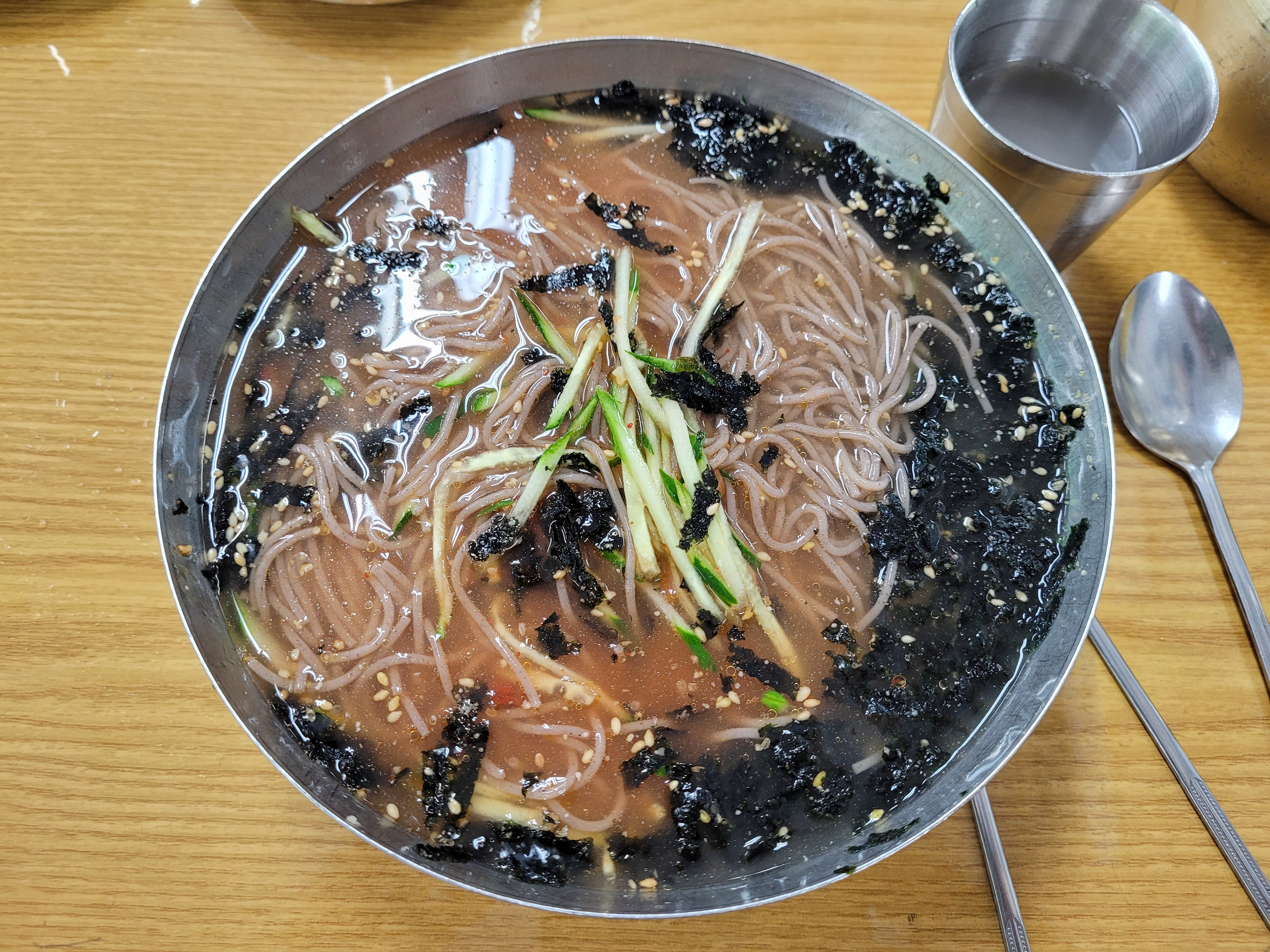 스테인리스 그릇에 담긴 물막국수