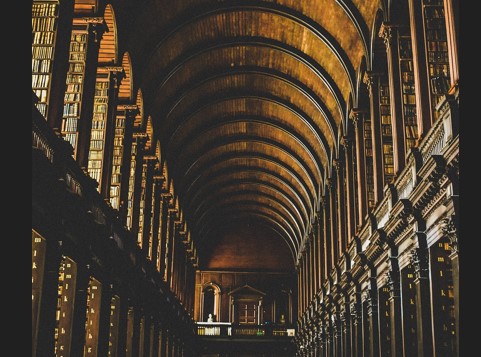 양쪽 벽면에 책꽂이가 열 지어 설치되어 있고, 그 안에 책이 가득 채워져 있는 아일랜드 도서관의 실내 모습을 찍은 사진