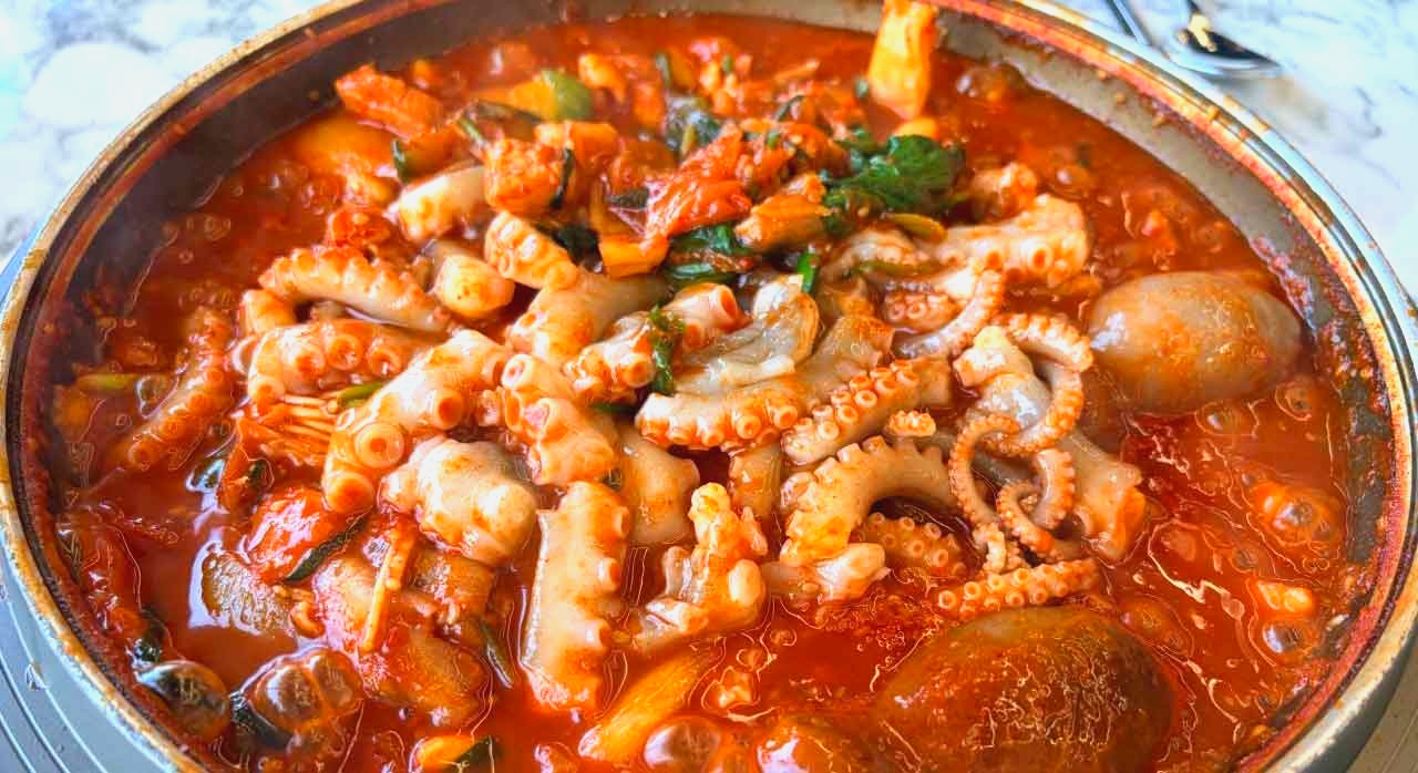 빨간 양념 국물에 산낙지가 들어간 전골이 보글보글 끓는 모습. [ⓒ네이버플레이스 빨간거짱구네 송도점]