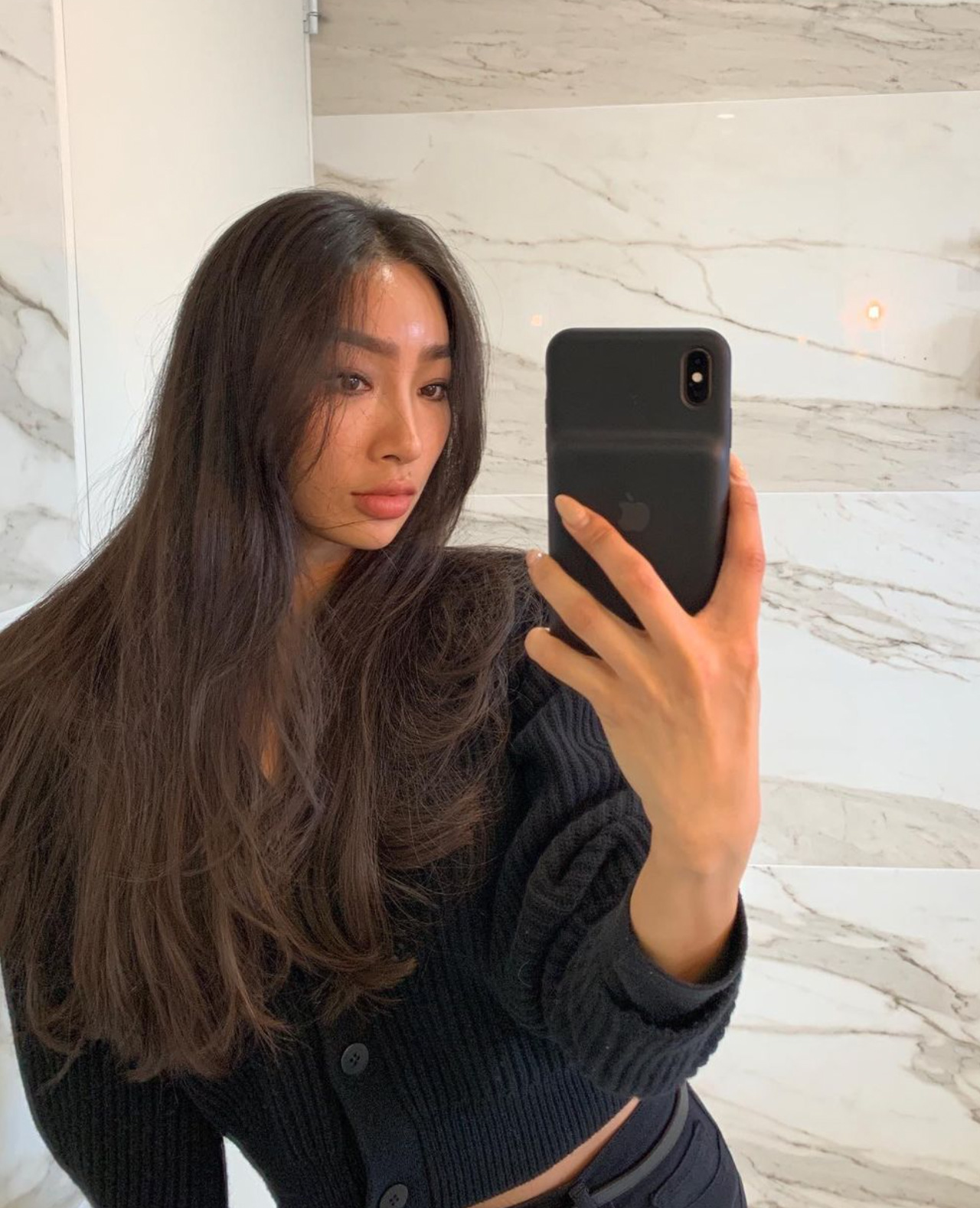 모델 문가비 핸드폰으로 셀카를 찍은 모습