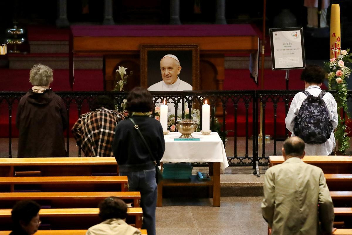 22일 오후 대구 중구 천주교대구대교구 주교좌계산대성당에 마련된 프란치스코 교황 분향소를 찾은 신자들이 프란치스코 교황을 추모하고 있다. 2025.4.뉴스1
