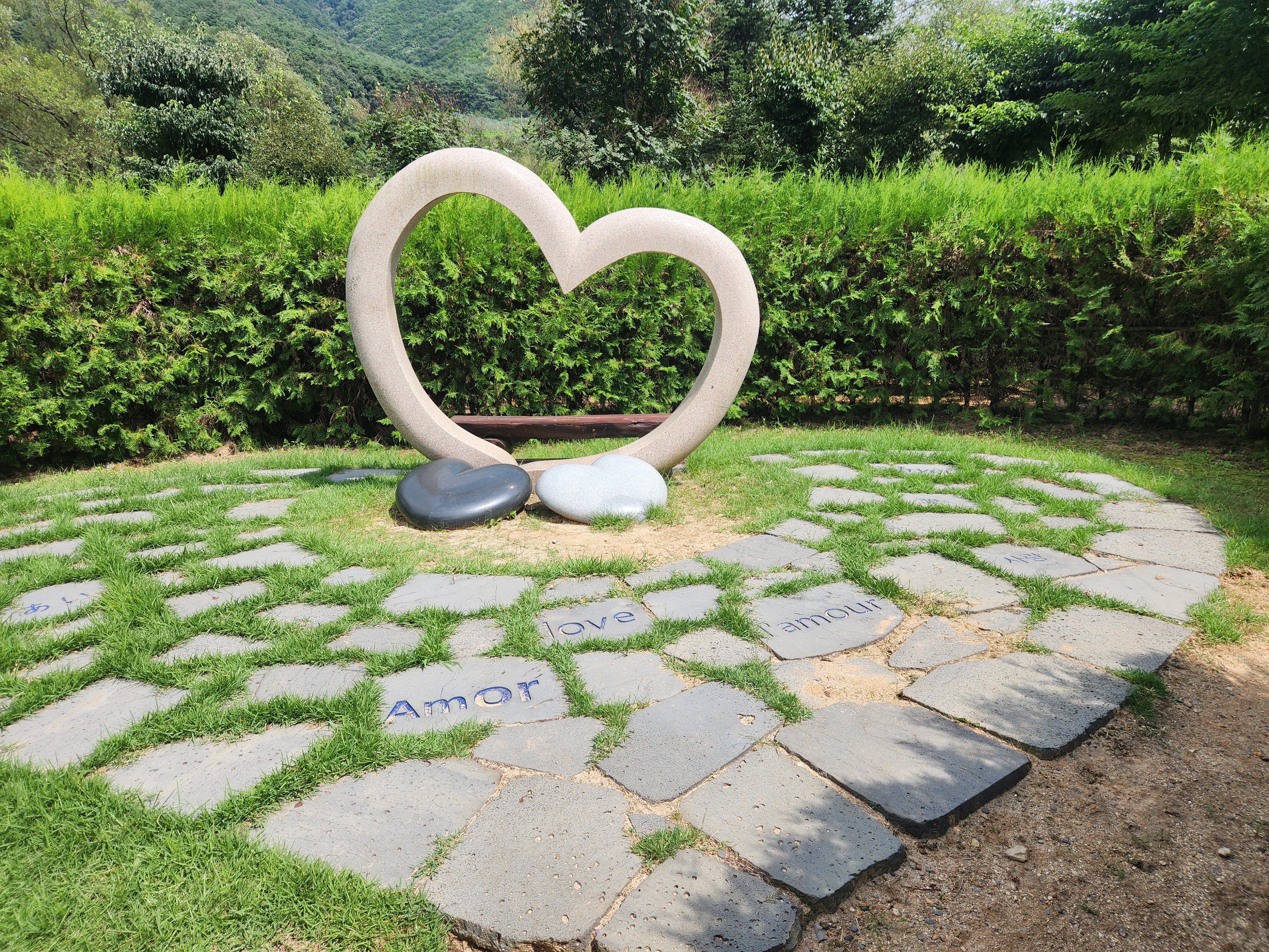 연인의 미로 안에 있는 하트조형물