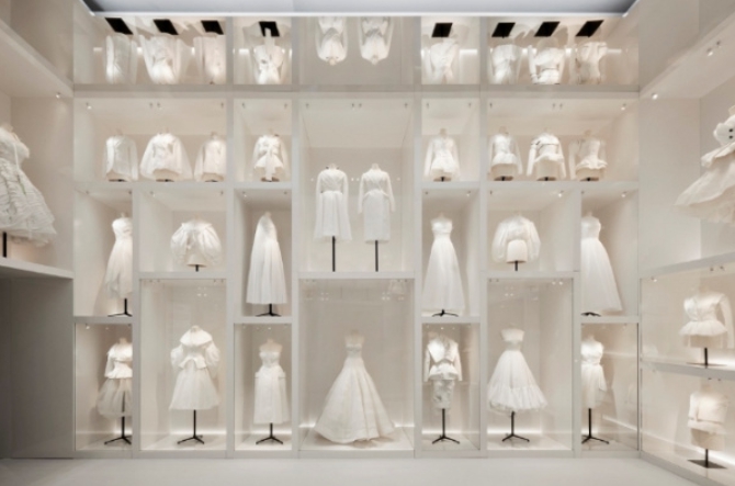 크리스챤 디올 디자이너 전시 이미지