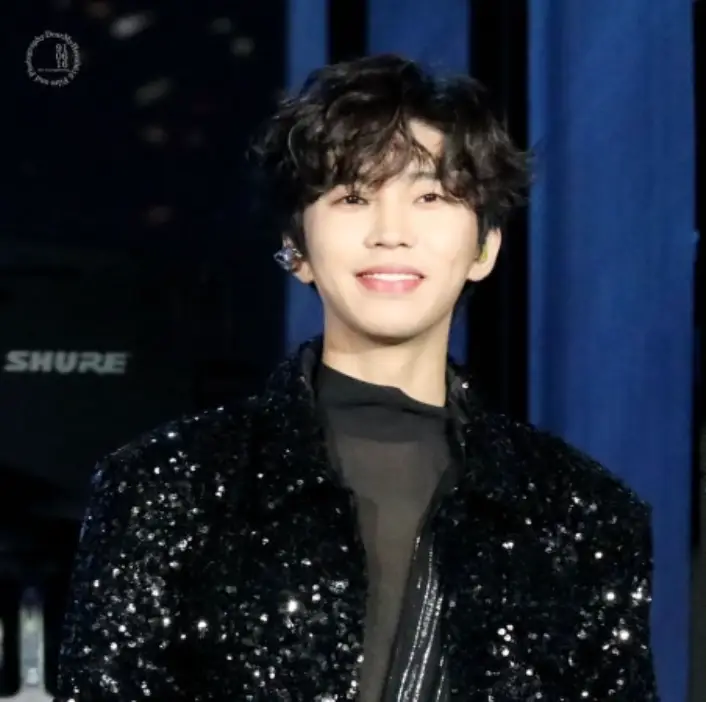 임영웅-검은 반짝이 쟈켓을 입고 정면을 보며 웃고있는 임영웅