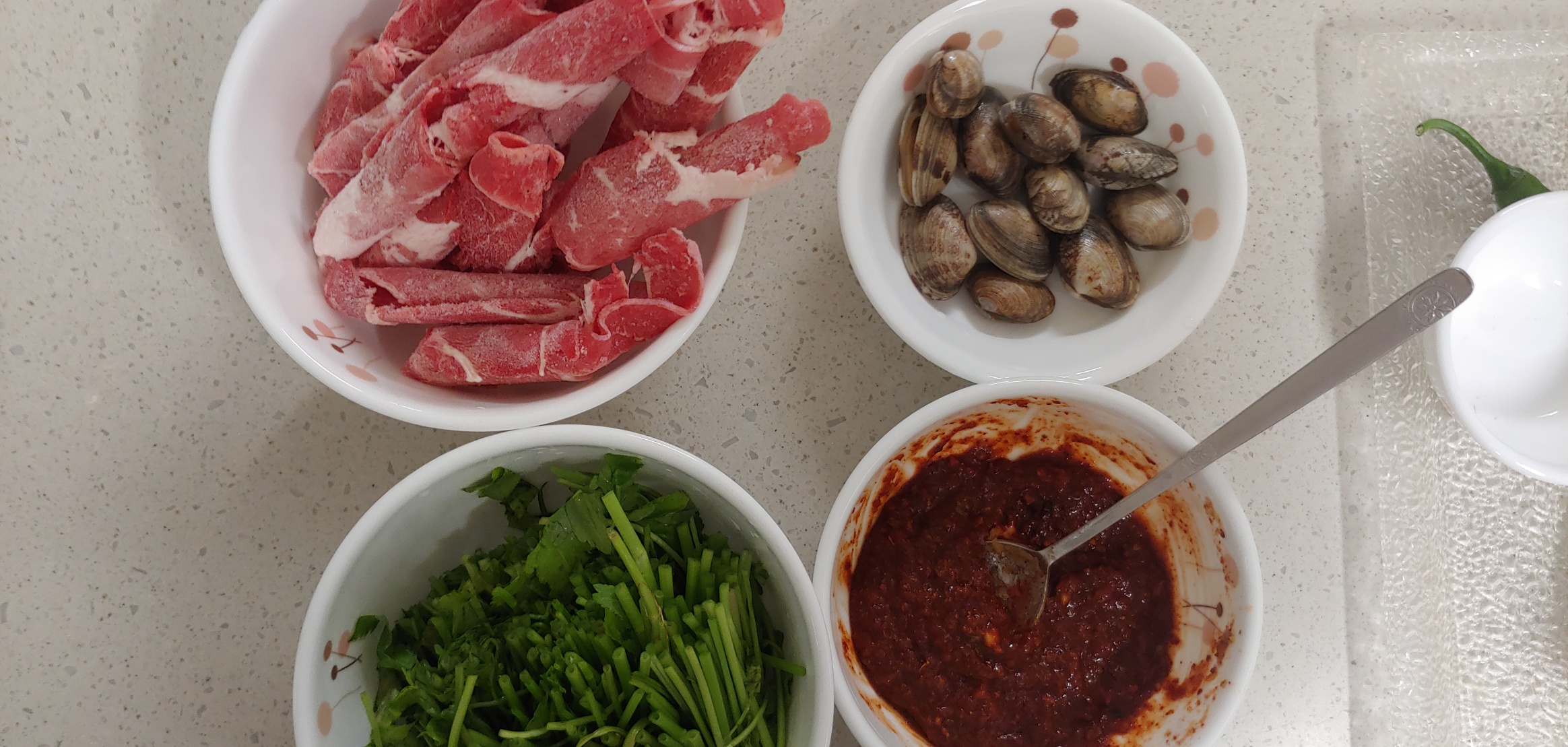 고기는 다다익선, 바지락은 국물의 감칠맛만 끌어올릴 거니 적은 양만, 미나리는 많을 수록 좋으나 요즘 비쌉니다.