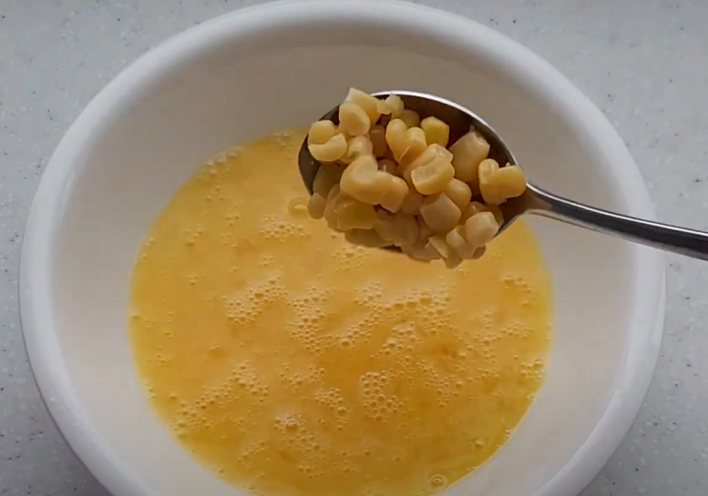 옥수수콘을 넣는 모습