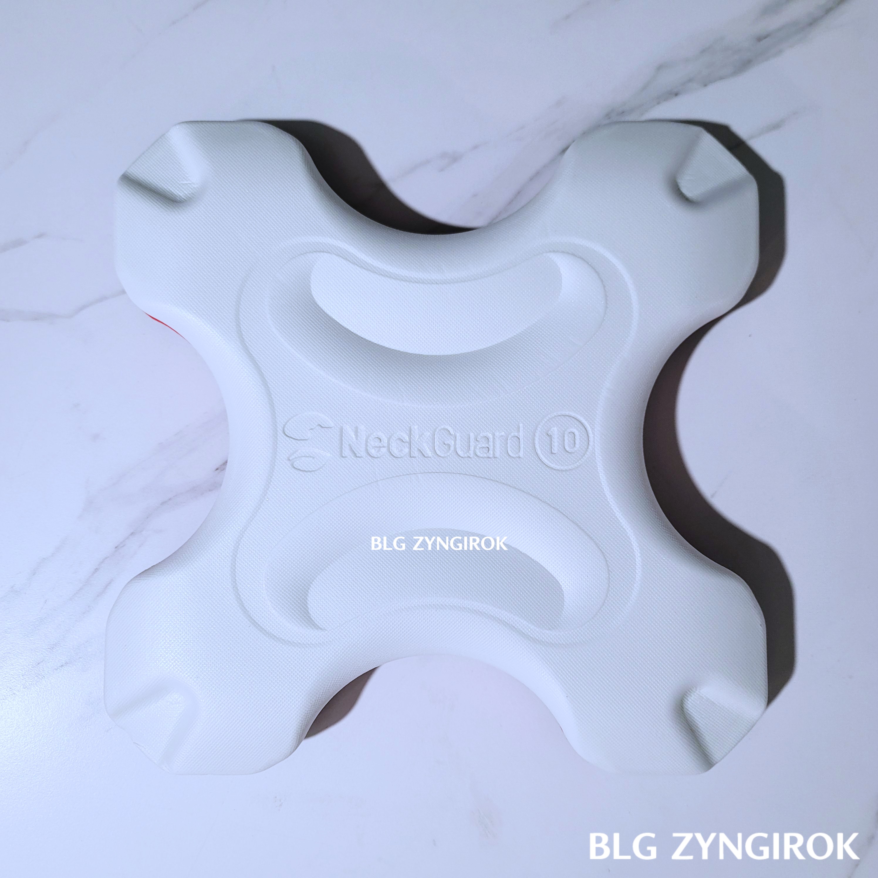 넥가드 닥터 흰색 스펀지 면 모습이다.