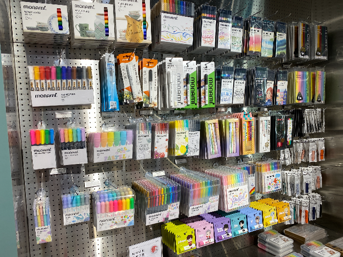 모나미의 다양한 종류의 펜