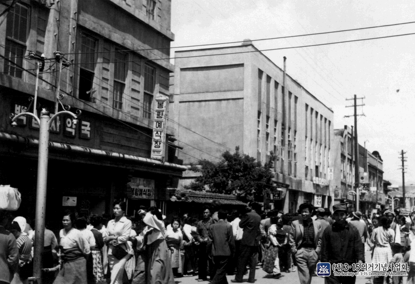 1960년 마산에서 투표용지를 받지 못한 시민들의 착잡한 표정-현 외교다방앞 가두 이미지