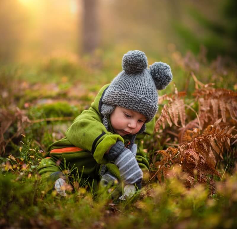 풀밭에서 놀고 있는 남자 아기 사진