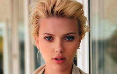 스칼렛 요한슨 정면사진