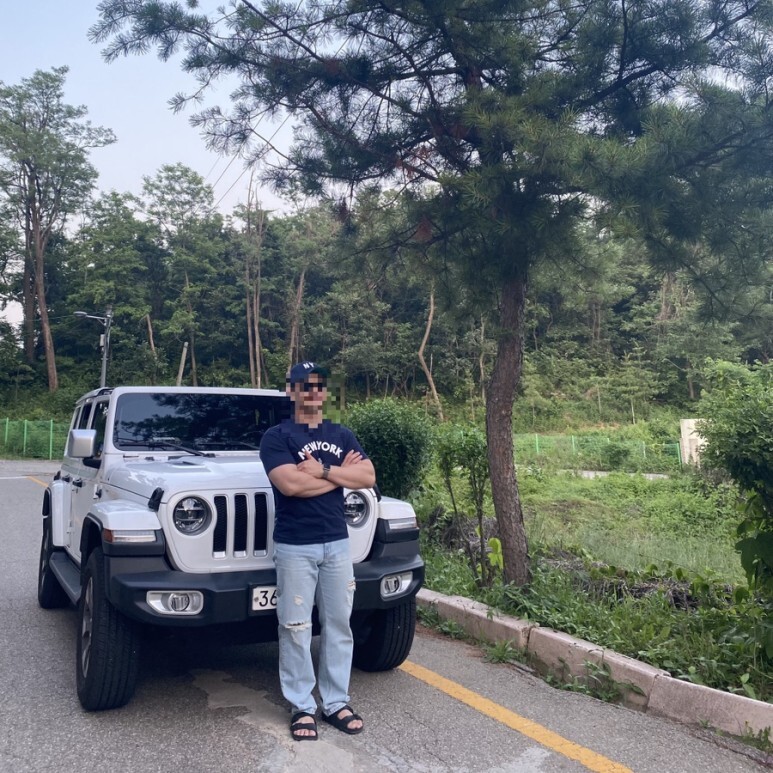 데일리룩(오뭘입)_NY볼캡&#44; 레이벤 보잉 선글라스&#44; 알디씨 반팔 티셔츠&#44; 오더플리즈 와이드 연청 데님 데미지진&#44; 버켄스탁 슬리퍼&#44; 데일리코디&#44; 랭글러 오버랜드&#44; ootd