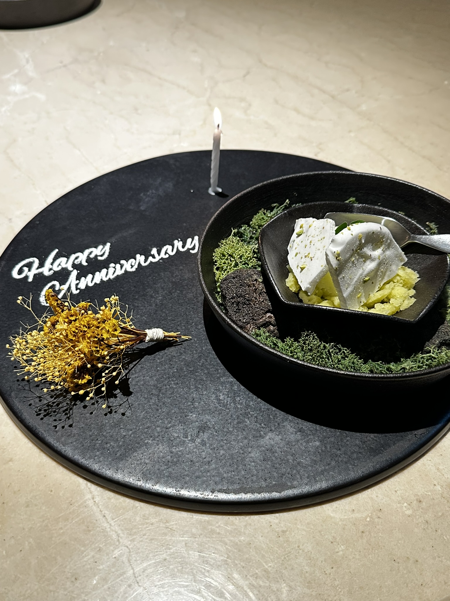Happy Anniversary 라는 문구가 접시 위에 적혀 있고, 그 옆에 유자 샤베트가 놓인 디저트 사진