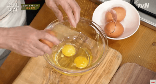 계란을-깨뜨리는-이미지