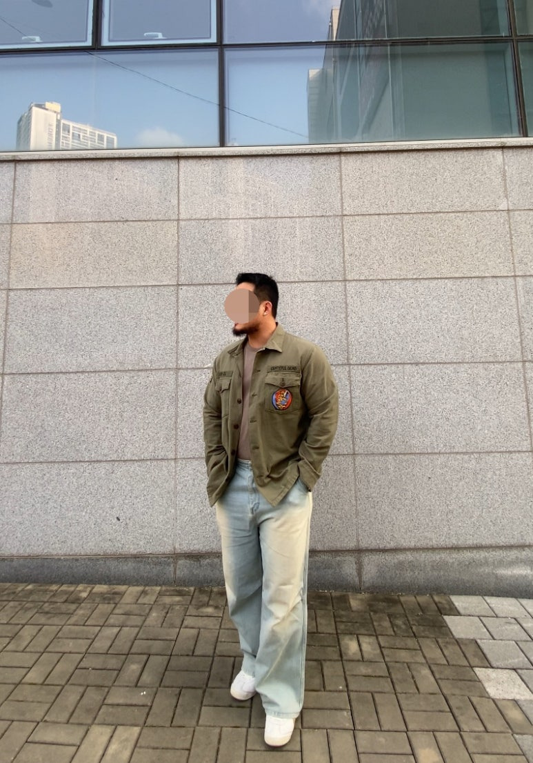 데일리룩('25. 11. 9.)OG-107 그레이트풀데드 아메카지 밀리터리재킷 셔츠 야상, 무신사스탠다드 티셔츠, 에러스익셉티드 와이드 데님팬츠, 아식스 오니즈카타이거 멕시코 66