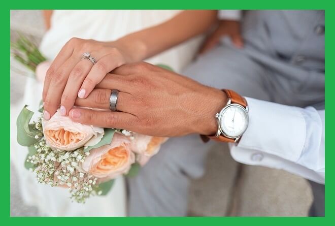꽃다발-위-결혼한-부부의-손