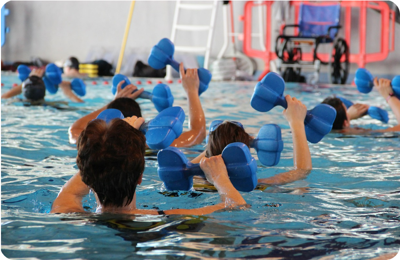 기구를 활용해 아쿠아로빅하는 모습