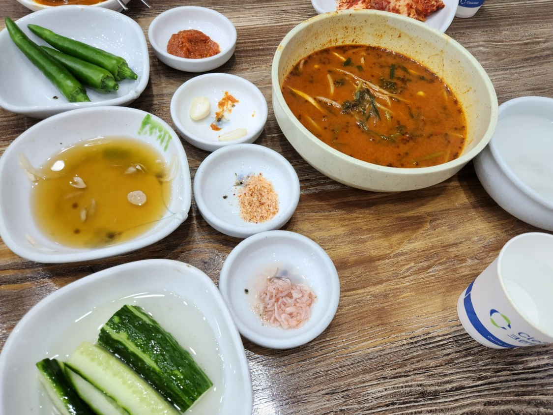 볶음밥을 준비하고 있다
