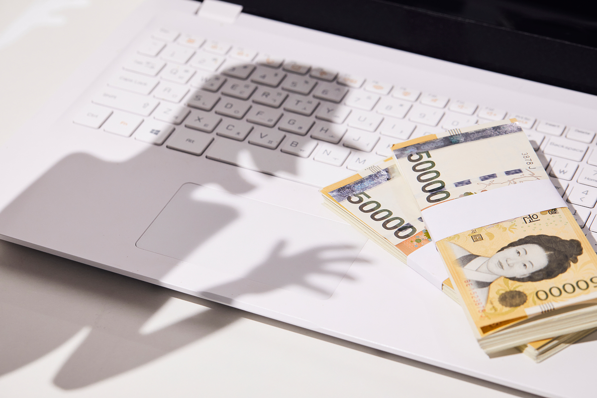 CPTED는 'Crime Prevention Through Environmental Design'의 약자로, 환경 디자인을 통해 범죄 발생 기회를 줄이고 주민들의 범죄 불안감을 낮추는 전략을 의미합니다