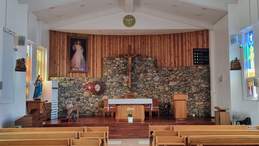 김해 진영성당 성전 안 제대, 제단, 십자고상, 감실 사진입니다.