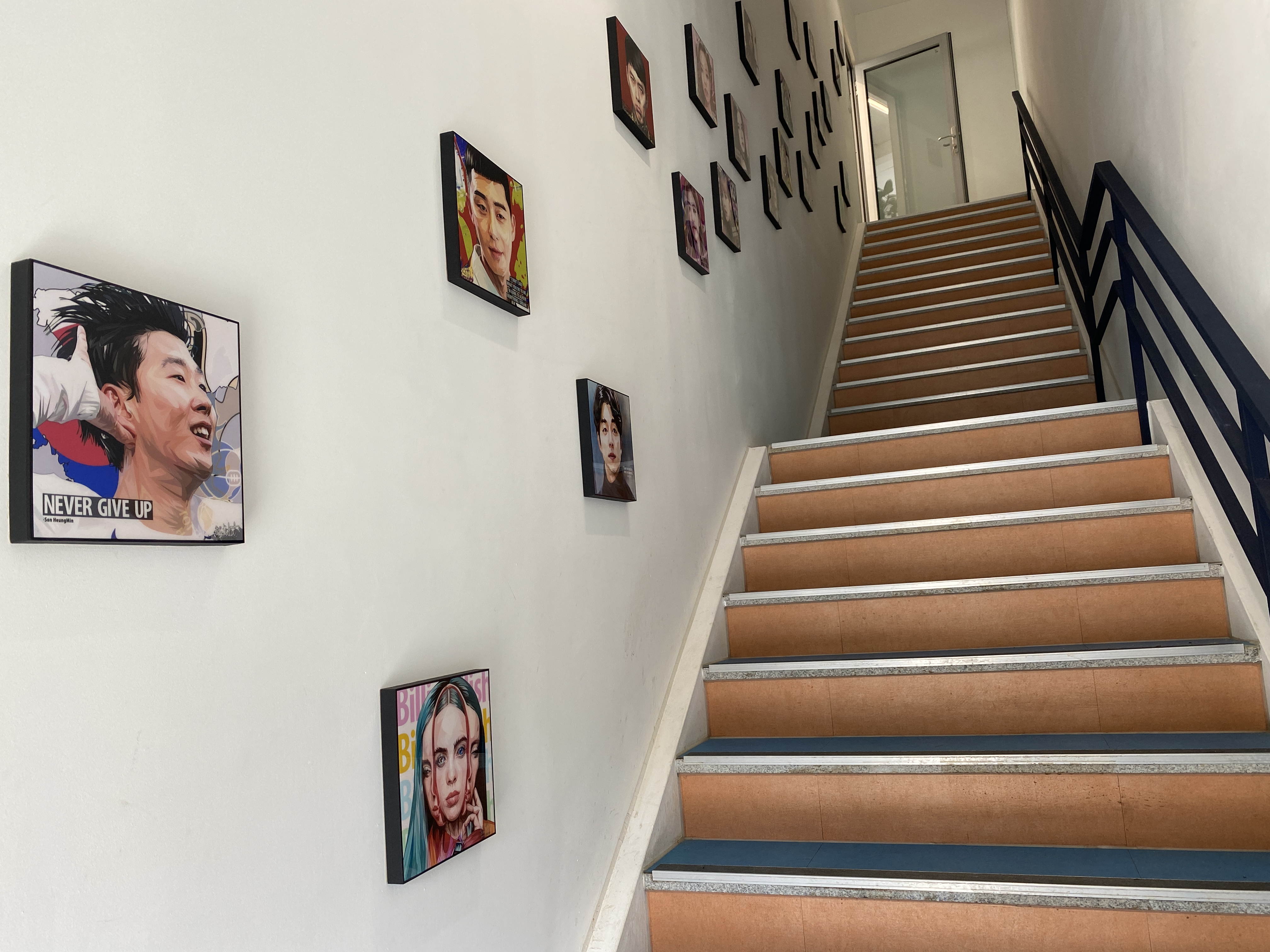 카페 2층으로 올라가는 계단