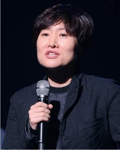 마이크를들고-말하고있는듯한-사람의모습